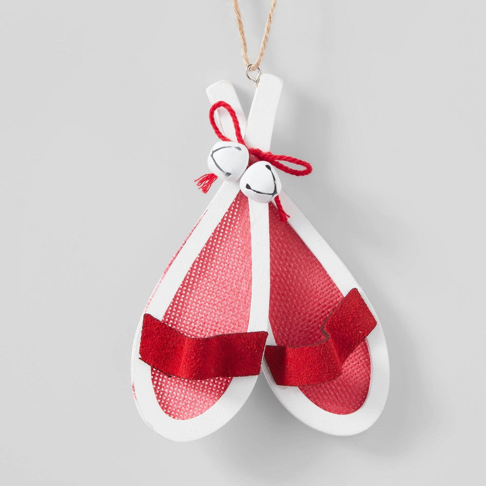 Raquetas de nieve de madera con adorno de árbol de Navidad con campana blanca y lazo rojo - Wondershop™